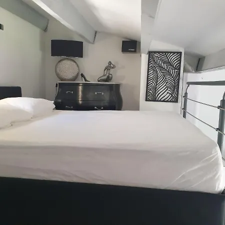 Le Miroir Apartment